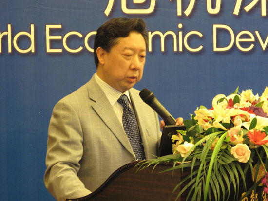 由复旦大学主办、韩国高等教育财团赞助的“上海论坛”2012年5月26日-28日在上海召开。图为88858cc永利官网教授张礼卿演讲。